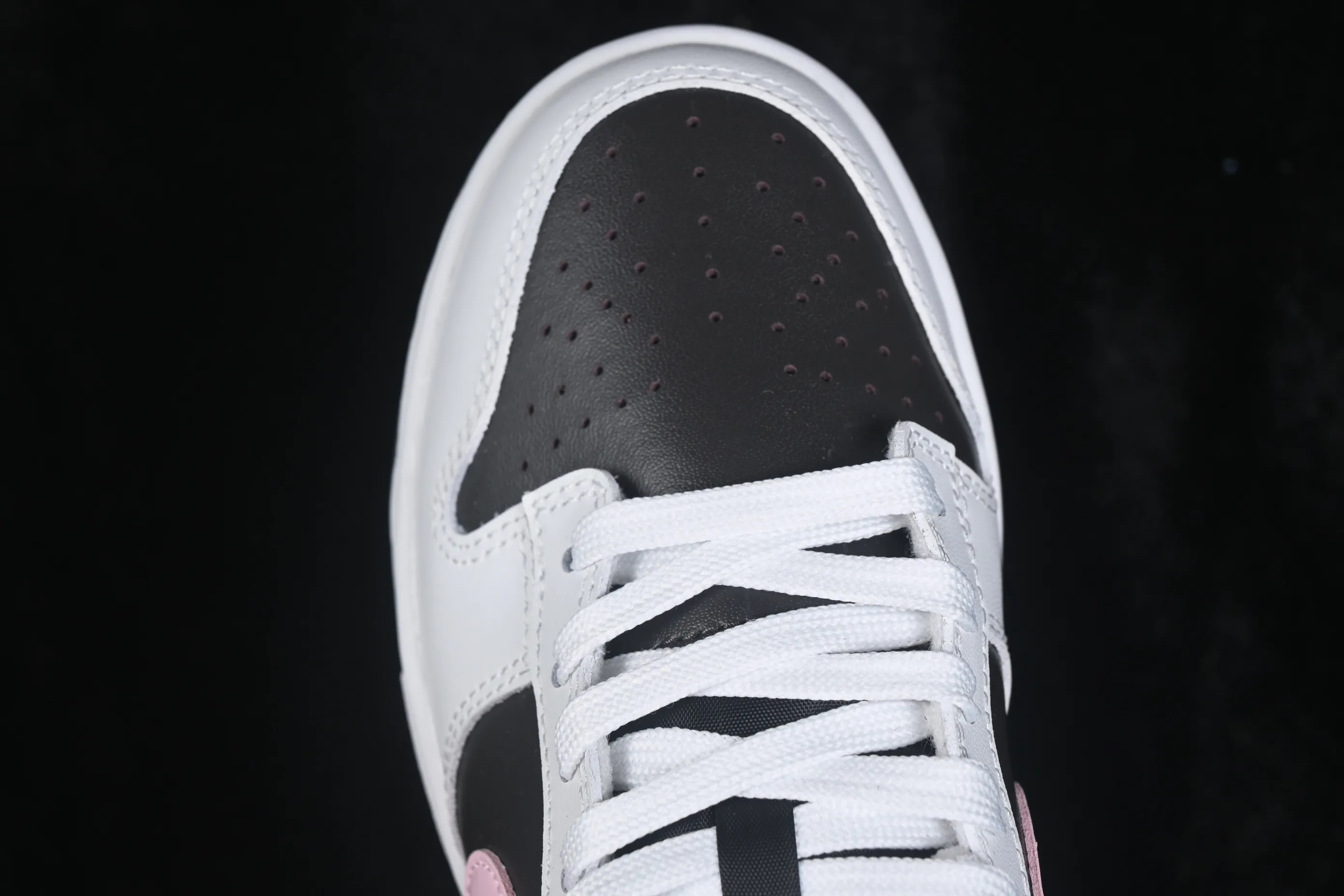 All categories Nk SB Dunk series Nk SB Dunk Low low-top sneakers Nike SB Dunk Low white, black and pink low-top casual sneakers IB8510-100